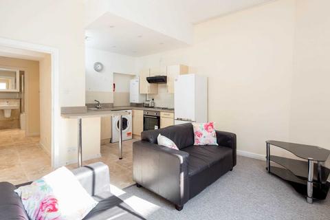 2 bedroom apartment to rent, Westgate Street