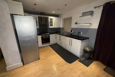 3 bedroom semi-detached house to rent, Thornbury Crescent, Bradford, West Yorkshire, BD3