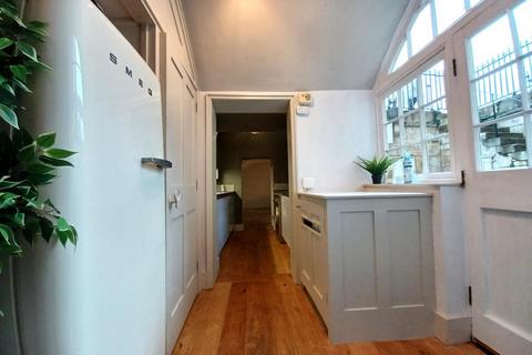 2 bedroom apartment to rent, Royal Crescent